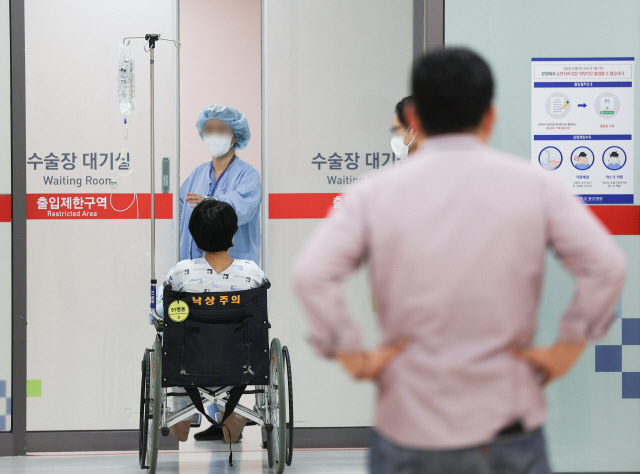 지난 10일 대구 한 대학병원에서 환자가 수술실로 향하고 있다. <연합뉴스>