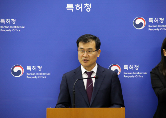 김시형 특허청장 직무대리가 13일 정부대전청사에서 '기술보호 4중 안전장치' 시행에 관한 브리핑을 하고 있다.



특허청 제공