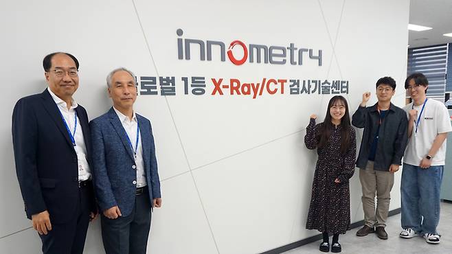 이노메트리 검사기술센터 신진우 센터장(왼쪽)과 김동록 부센터장(왼쪽 두번째)이 직원들과 사진을 촬영하고 있다.