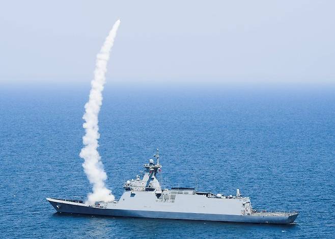 지난 10일 동해 해상에서 실시한 합동 전투탄 실사격 훈련에서 춘천함(FFG-II)이 적 항공기 및 유도탄을 모사한 대공무인표적기에 해궁 대함유도탄방어유도탄을 발사하고 있다. 사진=해군 제공