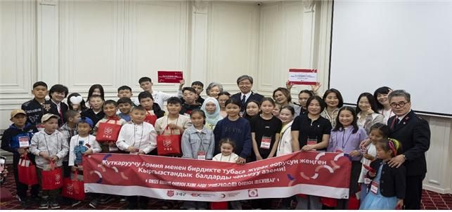 지난 6일 키르기스스탄 현지의 플라자 호텔에서 열린 심장병 어린이를 위한 위문 행사에서 한국도로공사·구세군 임직원들과 어린이들이 기념사진을 찍고 있다. 한국도로공사 제공