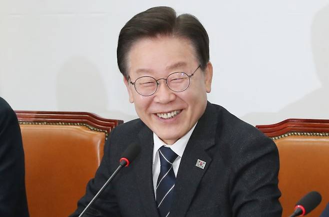 이재명 더불어민주당 대표가 8일 오전 서울 여의도 국회에서 열린 최고위원회의에서 환하게 웃고 있다. 뉴스1