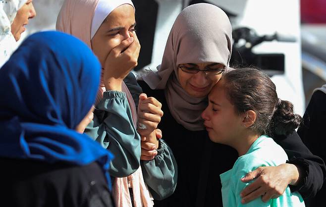 12일 이스라엘군의 폭격으로 숨진 이들의 장례식이 열린 가자지구 중부 데이르알발라의 한 병원에서 참석자들이 눈물을 쏟고 있다. 데이르알발라/로이터 연합뉴스