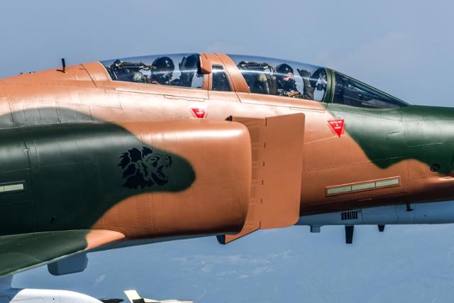 9일 F-4 팬텀 고별 국토순례비행 중 공중 촬영을 담당한 F-15K에서 정글무늬 도장 4번기를 근접 촬영한 모습. 공군 제공