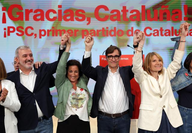 살바도르 이야(왼쪽 세 번째) 스페인 카탈루냐사회당(PSC) 대표와 당 관계자들이 12일 바르셀로나 당사에서 지방선거 승리를 자축하고 있다. 바르셀로나=AFP 연합뉴스