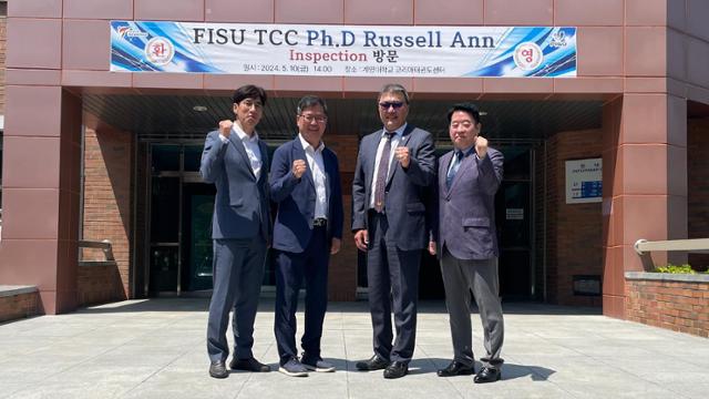 FISU 현장 실사단이 대회 점검을 마친 뒤 성공을 기원하며 포즈를 취하고 있다. 왼쪽부터 박주식 경기운영본부장, 이선장 대회장, 러셀 안 FISU 태권도 기술위원장, 정병기 사무총장. 대회 조직위 제공