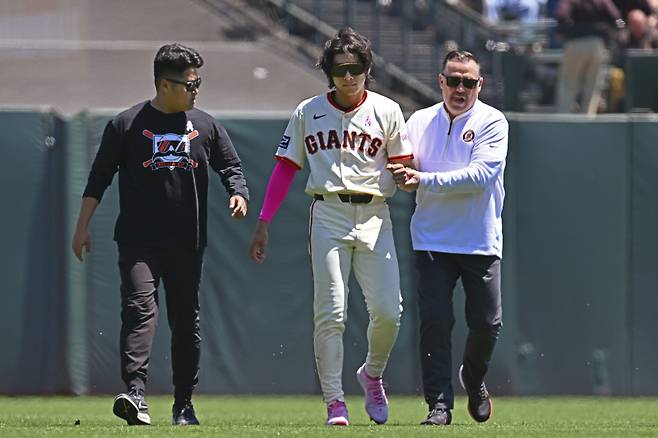 <yonhap photo-1619=""> San Francisco Giants' Jung Hoo Lee, center, is escorted to the locker room by a trainer and his translator after an injury in the first inning of a baseball game against the Cincinnati Reds in San Francisco, Sunday, May 12, 2024. (Jose Carlos Fajardo/Bay Area News Group via AP) MANDATORY CREDIT; NO LICENSING EXCEPT BY AP COOPERATIVE MEMBERS/2024-05-13 06:29:29/ <저작권자 ⓒ 1980-2024 ㈜연합뉴스. 무단 전재 재배포 금지, AI 학습 및 활용 금지></yonhap>