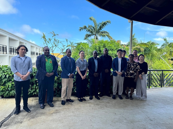 APCC 연구팀과 바누아투 정부의 나코 나투만(Nako Natuman) 농림부 장관(왼쪽부터 다섯 번째) 공무원들과 ‘기후협력 동반자 관계 및 기후변화 대응 강화 협력회의” 후 기념 촬영을 하고 있다. [사진=APCC]