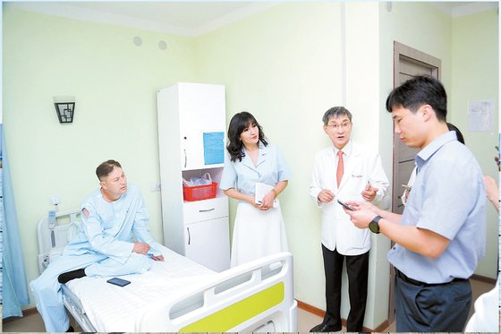 부하라 힘찬병원이 최근 우즈베키스탄 최초로 척추 비수술 치료법인 신경성형술을 도입하며 본격적인 전문 진료에 나섰다. [사진 힘찬병원]