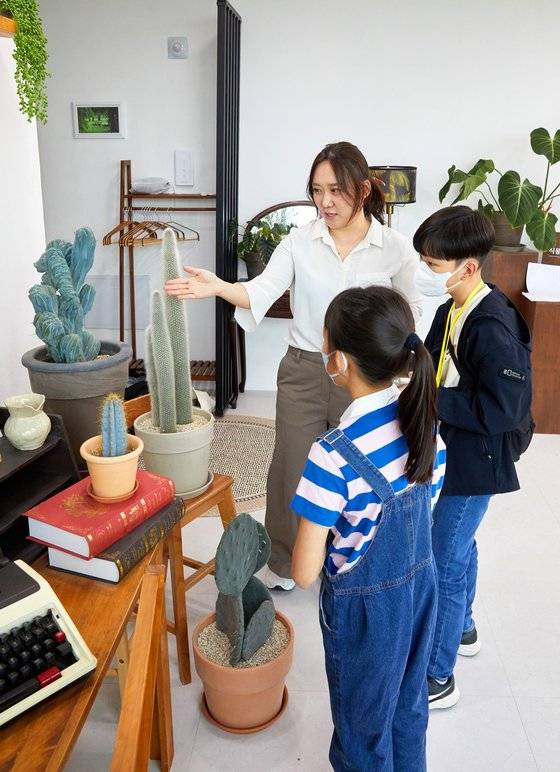 박민지(맨 왼쪽) 대표가 소중 학생기자단에게 ‘식물, 가까이’ 작업실에 있는 선인장들을 소개하고 있다. 위에서부터 용신목 철화·백섬·금청각·백년초.