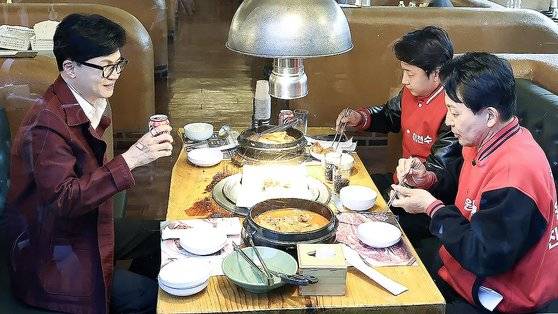 지난달 8일 당시 한동훈 국민의힘 비상대책위원장 겸 총괄선거대책위원장이 인천 계양구의 한 고깃집을 찾아 원희룡 후보, 이천수 씨와 함께 식사를 하고 있다. 뉴스1