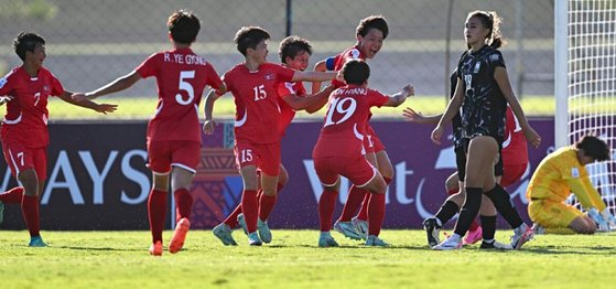 북한 노동당 기관지 노동신문은 13일 "2024년 아시아축구연맹 17살 미만 여자아시아컵경기대회가 인도네시아에서 진행되고 있다"면서 "1조에 속한 우리나라 팀은 지난 6일 첫 경기에서 괴뢰한국팀을 7:0으로 타승하였다"고 보도했다.   뉴스1