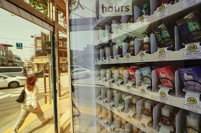 서울 마포구의 한 무인 전자담배 판매점에 설치된 자동판매기에 합성니코틴 액상형 전자담배가 진열돼있다./사진=연합뉴스