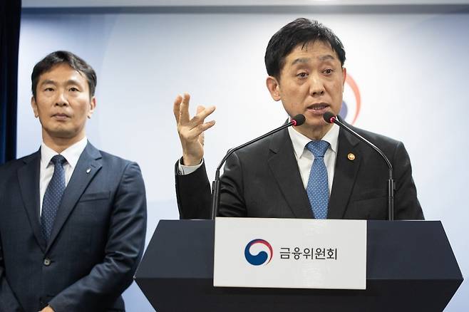 김주현 금융위원장(오른쪽)과 이복현 금융감독원장. /사진=뉴스1