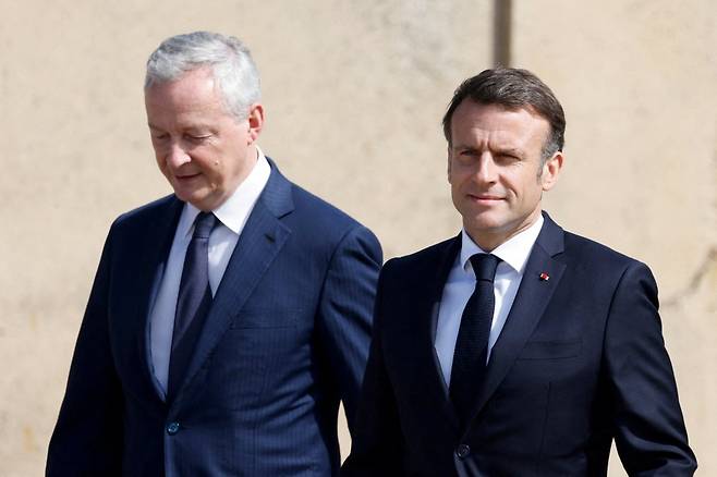 브루노 르메르 프랑스 경제장관(왼쪽)과 에마뉘엘 마크롱 대통령이 나란히 걷고 있다. / 사진=로이터
