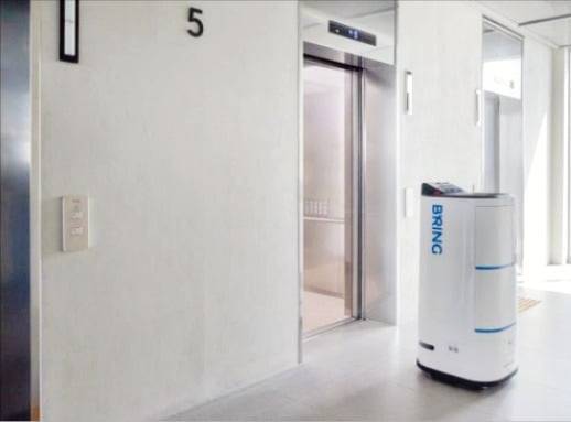 배송 로봇 클로이 서브봇이 스스로 엘리베이터를 호출해 목적지로 이동하고 있다. 카카오모빌리티와 LG전자는 지난달부터 서울 성수동 복합문화공간 ‘누디트 서울숲'에 배송 로봇을 배치해 운용하고 있다. /카카오모빌리티 제공