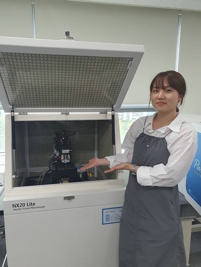 최지원 프로가 NX20 장비의 기능을 설명하고 있다. 수원=윤현주 기자