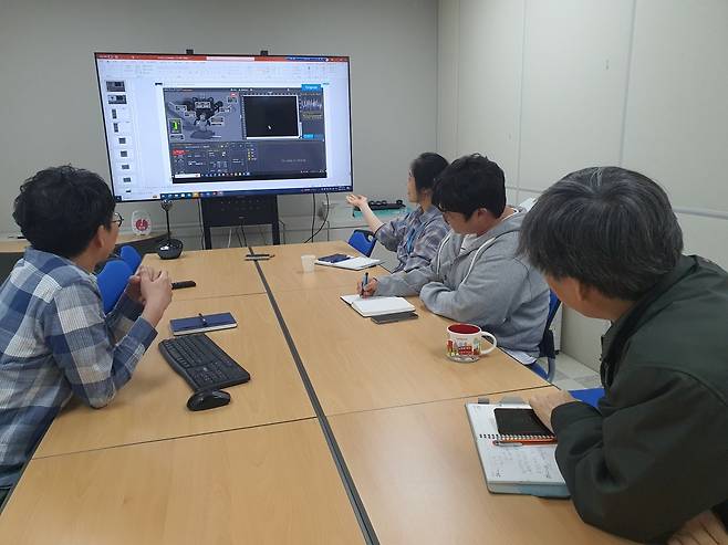 선행기술연구소 직원들이 제품 회의를 하고 있다. 수원=윤현주 기자