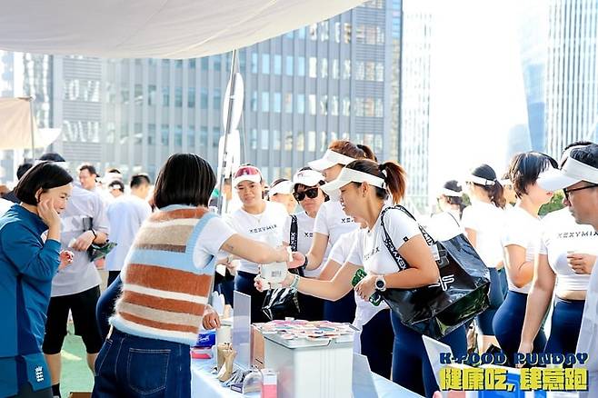 브랜드엑스코퍼레이션의 액티브웨어 브랜드 ‘젝시믹스’는 2023년 10월 21일 중국 상하이에서 한국농수산식품유통공사(aT)와 ‘K푸드 런데이’ 행사를 열었다. 행사 참가자들은 젝시믹스 제품을 착용하고 5㎞ 코스를 완주했다. 사진=브랜드엑스코퍼레이션