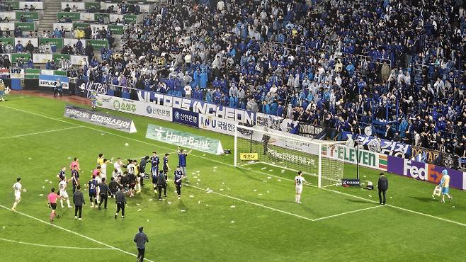 Incheon United fans throw water bottles to the pitch after the K League 1 FC Seoul-Incheon United FC match at Incheon National Football Stadium ended in Seoul‘s favor, turning the stadium into chaos. Yonhap News Agency