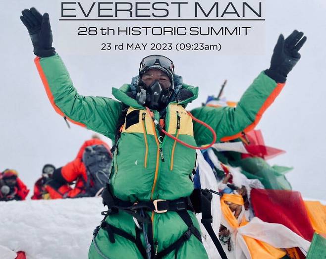 카미 리타가 지난해 5월 자신의 28번째 에베레스트산 정상 등반에 성공한 뒤 찍어 SNS에 올린 사진. 리타 SNS 캡처