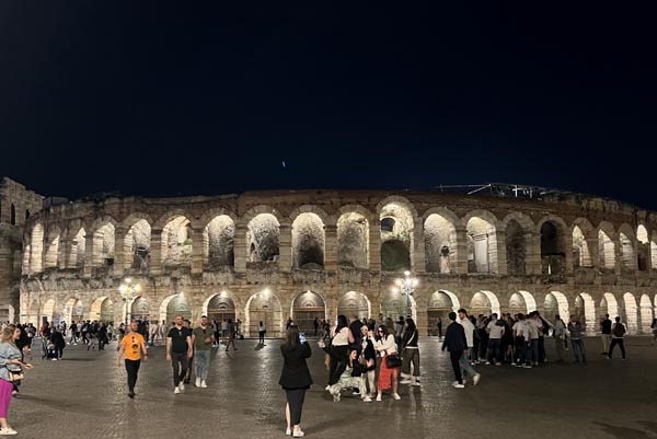이탈리아 베로나 랜드마크인 고대 로마 원형경기장 ‘아레나 디 베로나’는 세계최대 야외 오페라극장이기도 하다 .