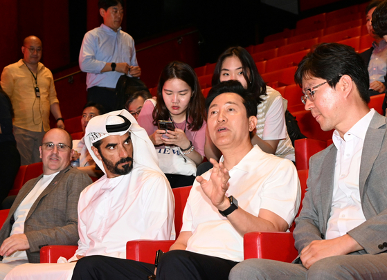 Seoul Mayor Oh Se-hoon, second from right, speaks while looking around Yas Island in Abu Dhabi on Thursday during his weeklong trip to the United Arab Emirates. [SEOUL METROPOLITAN GOVERNMENT]