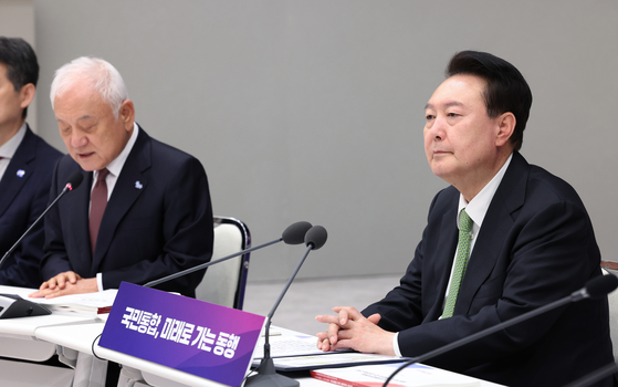 President Yoon Suk Yeol, right, takes part in a national integration committee meeting at the Yongsan presidential office on Monday. [JOINT PRESS CORPS]