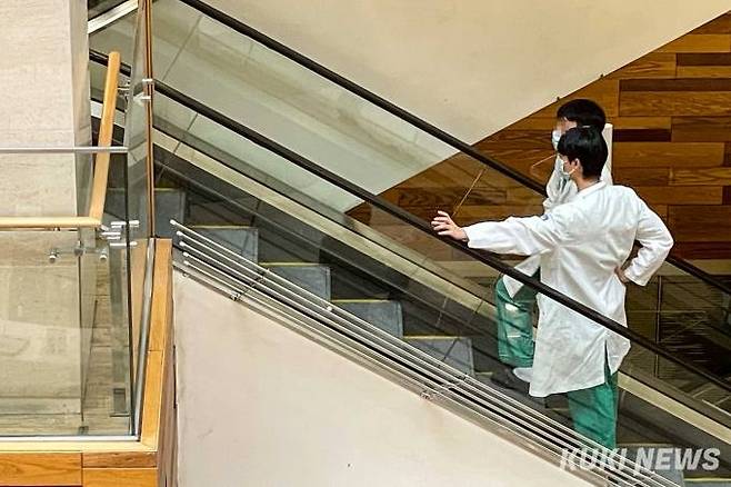 3월6일 서울 시내 한 대학병원에서 의료진이 이동하고 있다. 쿠키뉴스 자료사진