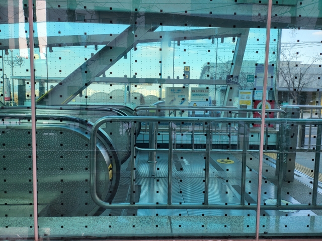 조류 충돌 방지 창이 설치된 여의나루역.서울교통공사