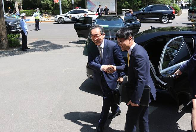 조태열 외교부 장관(왼쪽)이 13일 오전 중국 베이징에 도착해 한국 기업인들과 면담하기 위해 한 식당으로 이동하고 있다. 연합뉴스