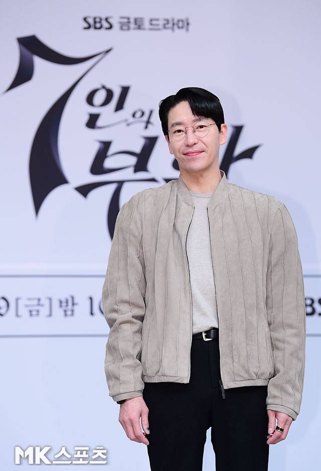 배우 엄기준이 자필로 결혼 소식을 전했다. / 사진 = 김영구 기자