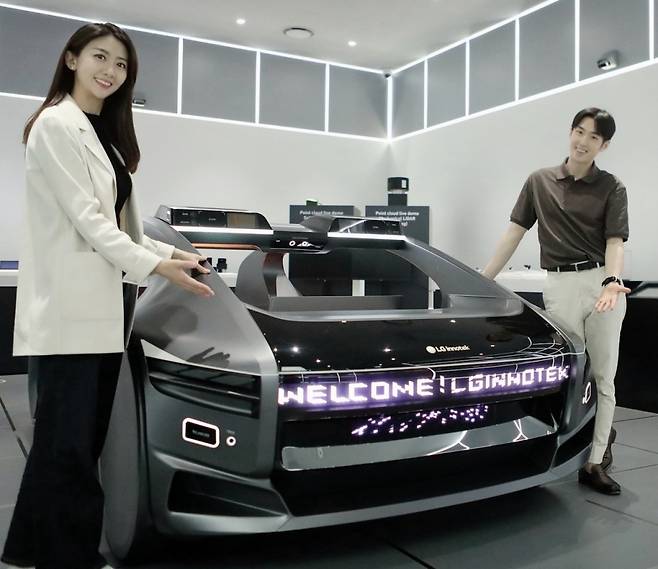 LG이노텍 직원들이 미래차 목업(Mock-up)에 장착된 차량 조명 모듈 ‘넥슬라이드’를 선보이고 있다. /사진제공=LG이노텍