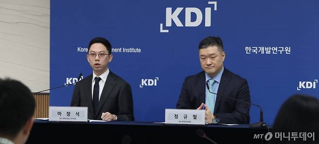 (세종=뉴스1) 김기남 기자 = 마창석 KDI 경제전망실 연구위원, 정규철 경제전망 실장이 13일 세종시 정부세종청사에서 소득과 소비의 상대가격을 중심으로 본 고물가와 소비부진 분석 내용을 발표하고 있다.2024.5.13/뉴스1  Copyright (C) 뉴스1. All rights reserved. 무단 전재 및 재배포,  AI학습 이용 금지. /사진=(세종=뉴스1) 김기남 기자