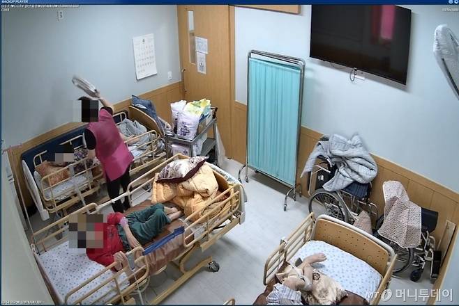 지난달 10일 인천 남동구의 한 요양원에서 촬영된 CCTV(폐쇄회로) 영상. 60대 요양보호사가 80대 여성에게 겁을 주는 정황이 담겼다. /사진=독자 제공