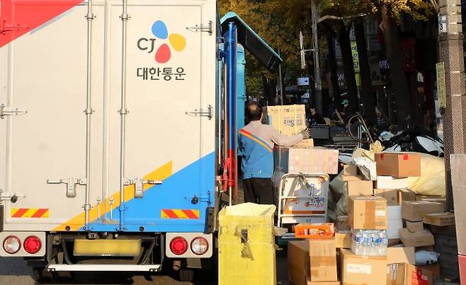 알리익스프레스가 국내 택배 위탁 회사 선정을 마쳤다. 서울 시내에서 CJ대한통운 택배기사가 택배를 옮기고 있다. /사진=뉴시스
