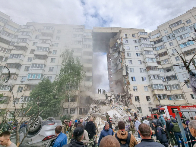 우크라, 러 벨고로드에 반격 12일 우크라이나군의 드론과 미사일 공격으로 건물 일부가 무너진 러시아 벨고로드의 한 아파트에서 소방관들이 구조 작업을 벌이고 있다.  타스통신 연합뉴스