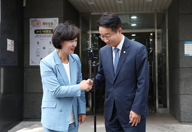 더불어민주당 추미애, 조정식 국회의장 경선 후보가 12일 오후 서울 여의도의 한 식당에서 국회의장 단일화를 논의한 뒤 건물을 나와 악수하고 있다. [연합]