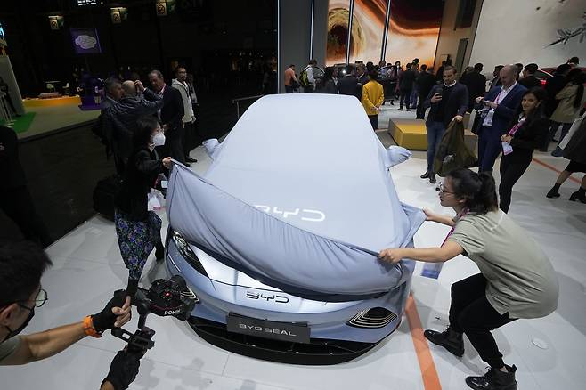 중국 전기차 제조업체 비야디(BYD)가 지난 2022년 10월 프랑스 파리에서 열린 파리 오토쇼에서 전기차 씰(Seal)을 공개한 모습(사진은 기사 내용과 직접적 관련 없음). [AP]