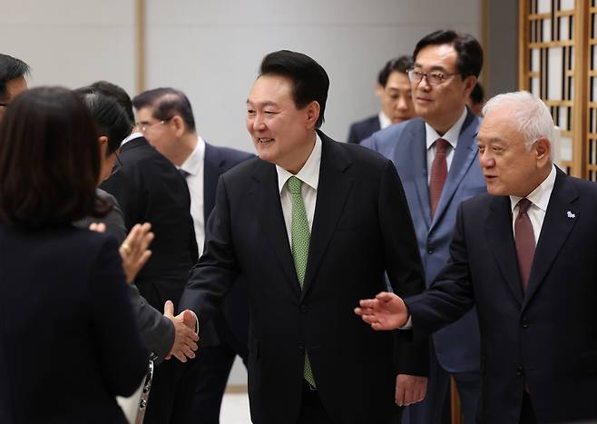 국민권익위원회는 13일 윤석열 대통령의 서울중앙지검장 재직 시절 업무추진비의 목적 외 사용 의혹에 대한 공무원 행동강령 위반 여부 조사 결과 위반 사항이 없었다며 사건을 종결 처리한다고 밝혔다. 윤 대통령이 이날 서울 용산 대통령실 청사에서 열린 국민통합위원회 2기 성과보고회에 김한길 위원장, 정진석 비서실장 등과 함께 입장하고 있다. [연합]