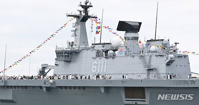 [평택=뉴시스] 김종택기자 = 제2회 해양페스티벌이 열린 지난 11일 경기도 평택시 해군2함대사령부를 찾은 시민들이 대형수송함 독도함(1만 4000t급)에서 함정 승선 체험을 하고 있다. 이날 행사에는 대한민국 해양을 수호하는 핵심전력인 독도함·을지문덕함·대전함 공개행사와 해군/해병대 기동장비 전시, 각종 체험관, 축하 공연 등 다채로운 행사가 펼쳐졌다. 2024.05.12. jtk@newsis.com