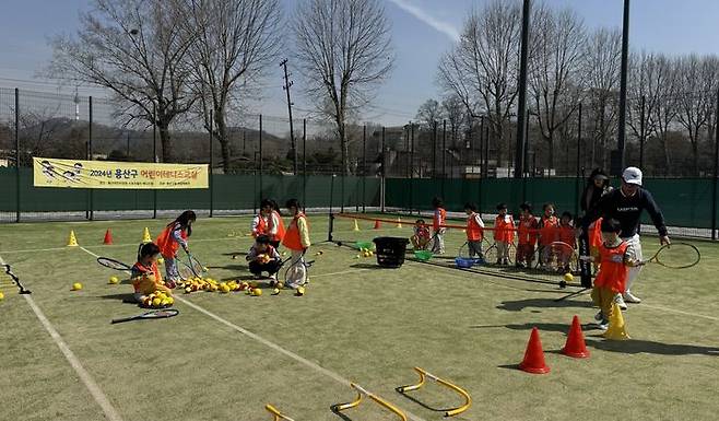 [서울=뉴시스]용산어린이정원 내 스포츠필드에서 어린이들이 테니스를 배우고 있다. 2024.05.13. (사진=용산구 제공) *재판매 및 DB 금지
