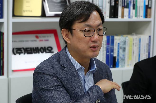 [서울=뉴시스] 김혜진 기자 = 김선우 딥바이오 대표, 곽태영 딥바이오 CTO가 지난달 30일 서울 구로구 딥바이오에서 뉴시스와 인터뷰를 하고 있다. 2024.05.11. jini@newsis.com