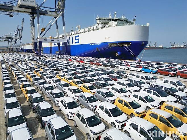 [베이징=신화/뉴시스] 중국 산둥성 옌타이 항구에서 수출용 자동차들이 전용선에 실리고 있다. 2023.07.18