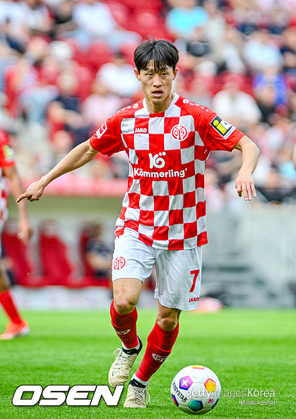 MAINZ, GERMANY - APRIL 6:  Jae Sung Lee of 1.FSV Mainz 05 in action with the ball during the Bundesliga match between 1. FSV Mainz 05 and SV Darmstadt 98 at MEWA Arena on April 6, 2024 in Mainz, Germany.(Photo by Neil Baynes/Getty Images)