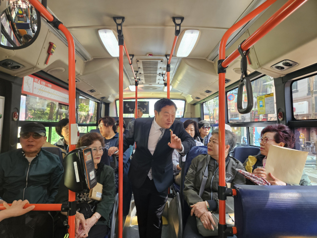 ▲송인석(가운데) 대전시의원이 지난 10일부터 운행을 시작한 급행4번 시내버스에 탑승해 승객들과 이야기를 나누고 있다. ⓒ대전시의회