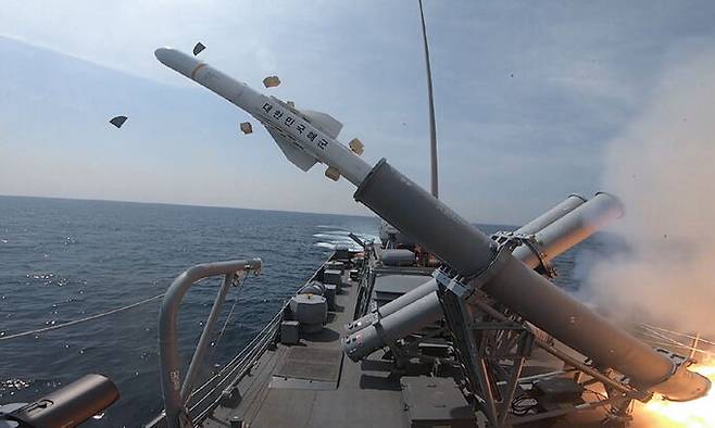 지난 10일 동해 해상에서 진행된 합동 전투탄 실사격 훈련에서 홍대선함(PKG)이 적 수상함의 해상도발 상황을 가정해 해성-I 함대함유도탄을 발사하고 있다. 해군 제공