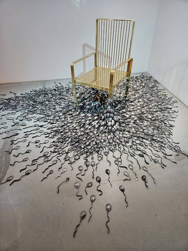 ‘의자’(설치).&nbsp;&nbsp;자리(권력)에 오르기 위해 벌이는 아귀다툼의 경쟁을 설치작품으로 형상화하고 사진에 담았다.&nbsp;