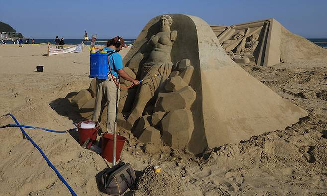 2024 해운대 모래축제에 선보일 작품에 대한 마무리 작업이 한창이다. 해운대구 제공