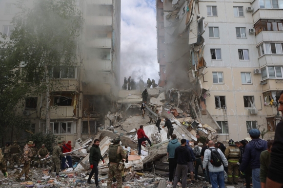 벨고로드의 아파트 건물이 부분적으로 붕괴된 가운데 구조팀이 현장을 수습하고 있다.  AFP 연합뉴스